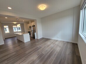 Beautiful 3 bedroom, 2.5 bathroom townhous in Edmonton, AB - Building Photo - Building Photo