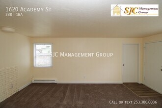 1620 Academy St in Sumner, WA - Building Photo - Building Photo