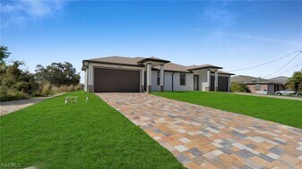 328 Gordon Ave S in Lehigh Acres, FL - Building Photo