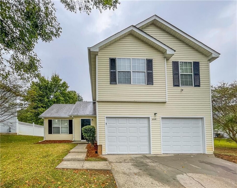 5581 Wellborn Creek Dr in Lithonia, GA - Building Photo