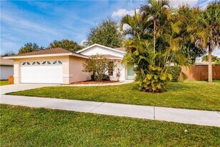 2431 Pinehurst St in Sarasota, FL - Building Photo