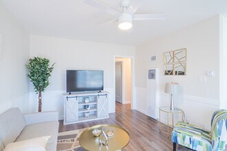 The Village Place (Furnished Units Available) in Gardena, CA - Foto de edificio - Interior Photo