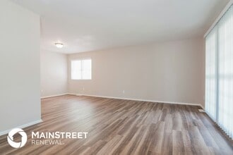 2050 N Downs Dr in Florissant, MO - Foto de edificio - Building Photo