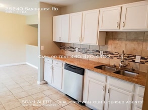 25240 Sandhurst Rd in Bedford Heights, OH - Building Photo - Building Photo