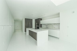 851 NE 1st Ave in Miami, FL - Building Photo - Building Photo