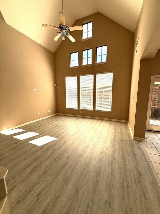 property at 3305 Knollcrest Ln