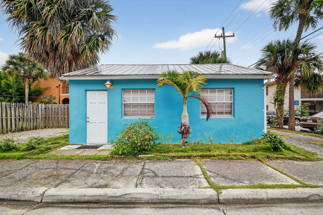 1330 S N St in Lake Worth Beach, FL - Building Photo