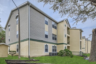 GOLDEN OAKS in Winter Park, FL - Building Photo - Building Photo