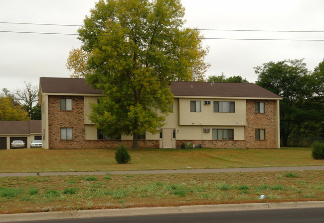 St. Francis Apartments in St Francis, MN - Foto de edificio - Building Photo