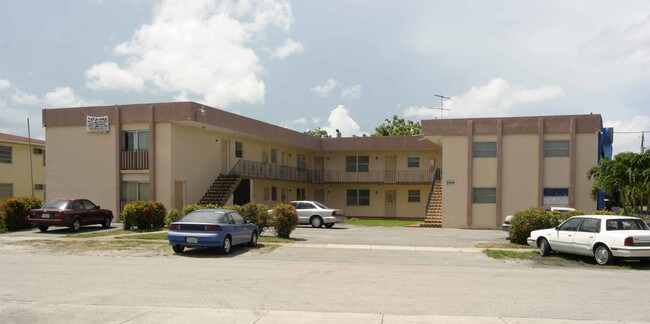6365 SW 8th St in West Miami, FL - Foto de edificio - Building Photo