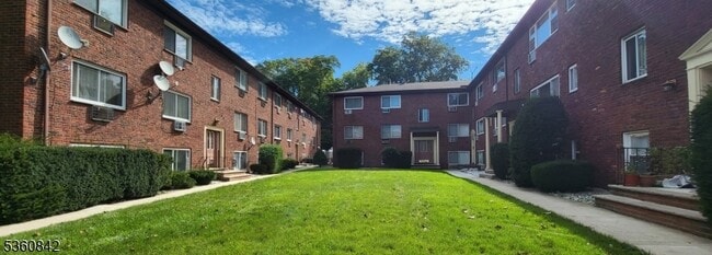 378 Valley St in South Orange, NJ - Building Photo - Building Photo