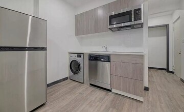 439 W 46th St, Unit 4D in New York, NY - Foto de edificio - Building Photo