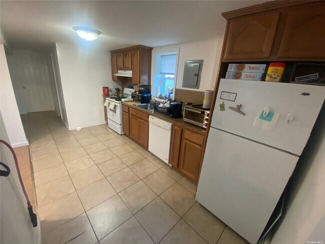 76 2nd Ave-Unit -Lower in East Rockaway, NY - Building Photo - Building Photo