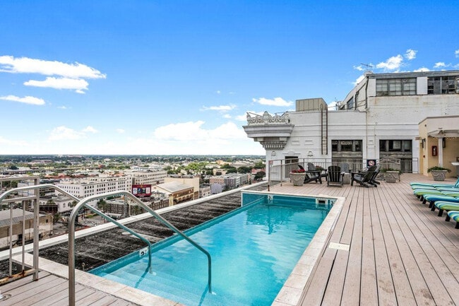 925 Common St in New Orleans, LA - Building Photo - Building Photo