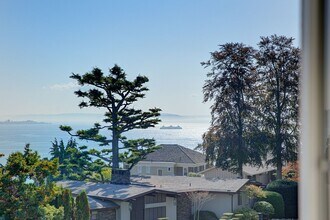 2221 W Viewmont Wy W in Seattle, WA - Building Photo - Building Photo