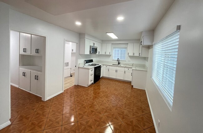 437 W 11th St, Unit 2 in San Pedro, CA - Building Photo - Building Photo