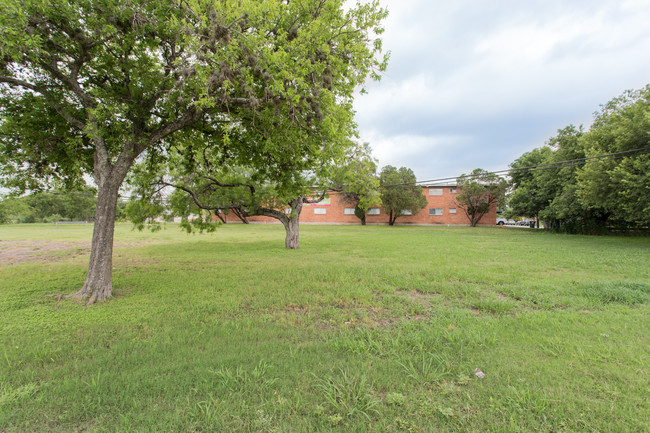 The Flats at Olmos in San Antonio, TX - Foto de edificio - Building Photo