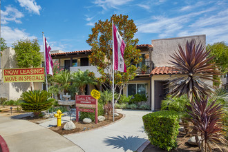 111 Tustin Plaza Apartments in Tustin, CA - Foto de edificio - Building Photo