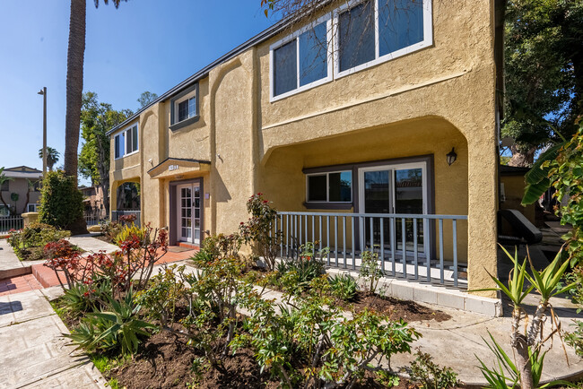 1301 N Poinsettia Pl, Unit 1301 in Los Angeles, CA - Building Photo - Building Photo