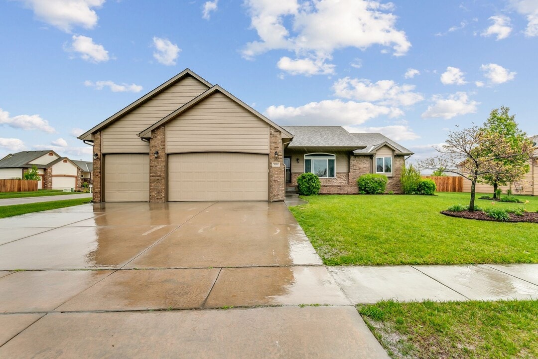 3056 N Rough Creek Rd in Derby, KS - Building Photo