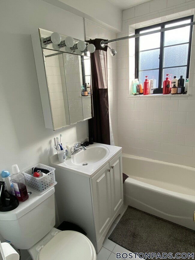 60 Brattle St, Unit 405 in Cambridge, MA - Building Photo - Building Photo