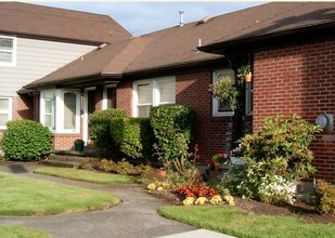 Siena Apartments in Portland, OR - Building Photo - Building Photo