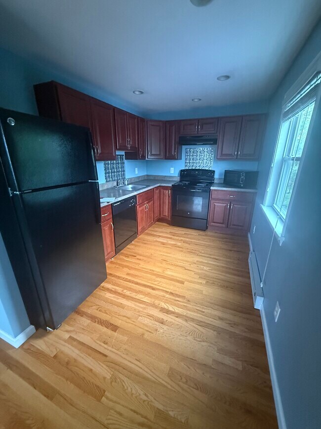 381 31st St in Lindenhurst, NY - Building Photo - Building Photo