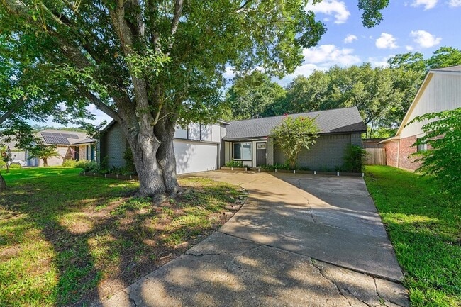 16026 Beechnut St in Houston, TX - Building Photo - Building Photo