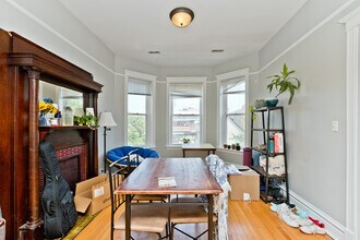 3350 N Sheffield Ave, Unit 2 in Chicago, IL - Foto de edificio - Building Photo