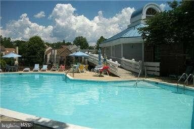 7598 Lakeside Village Dr-Unit -L in Falls Church, VA - Foto de edificio - Building Photo