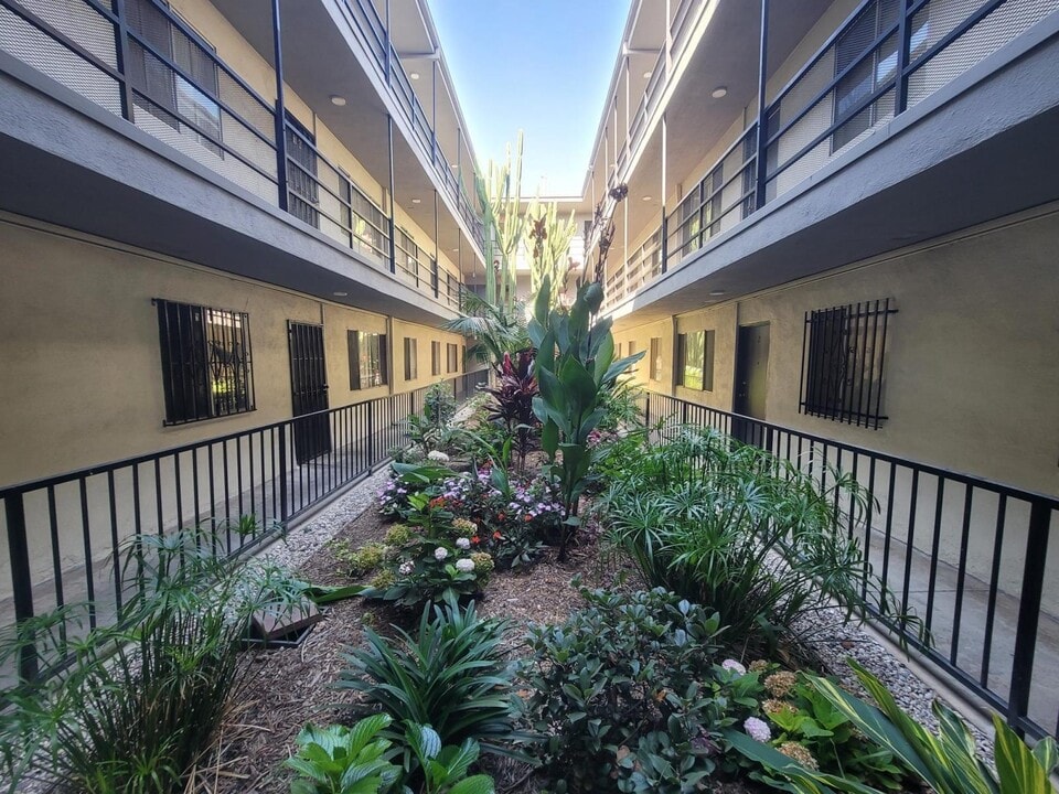 1841 S. Manhattan Pl in Los Angeles, CA - Foto de edificio