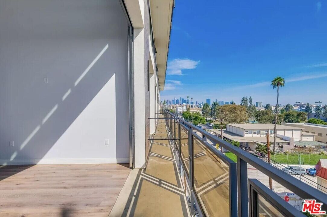 3279 San Marino St in Los Angeles, CA - Building Photo