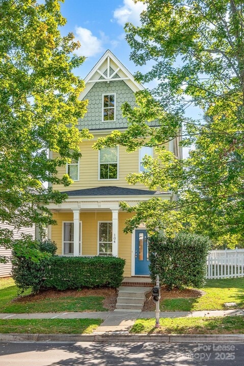 104 Kensington St in Mooresville, NC - Building Photo
