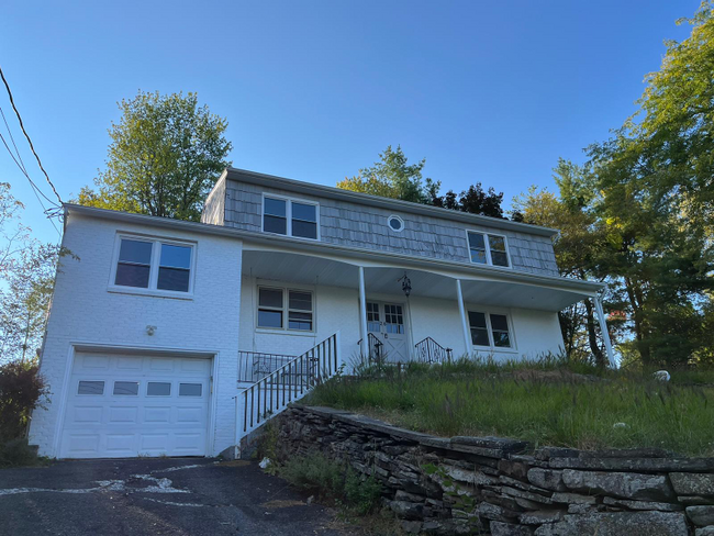 26 West End Dr in Woodbury, NY - Building Photo - Building Photo