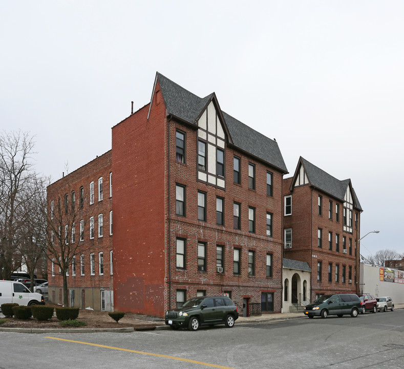 51 Bell St in Hempstead, NY - Building Photo