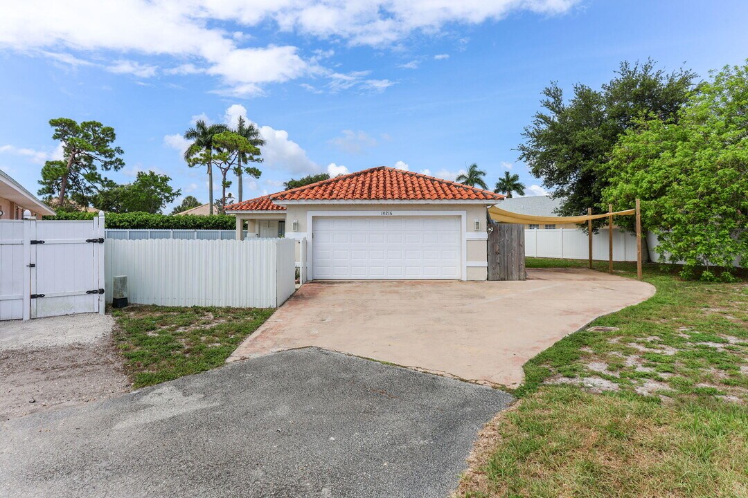 10216 Boynton Pl Cir in Boynton Beach, FL - Building Photo