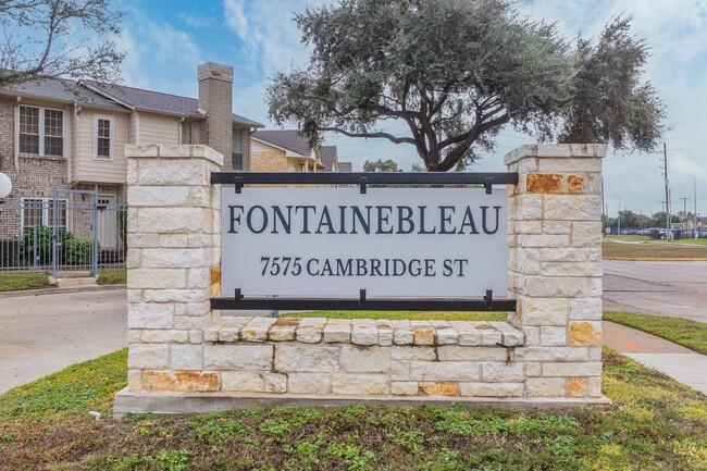 Fontainebleau in Houston, TX - Building Photo - Building Photo