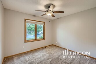 3745 Wescott Hills Dr in Eagan, MN - Building Photo - Building Photo