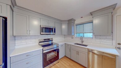 19 Ashmont Ave, Unit 19 in Newton, MA - Building Photo - Building Photo