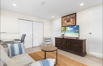 280 NE 165th St in Miami, FL - Building Photo - Building Photo