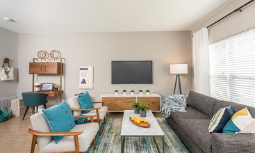 Woodland Acres Townhomes in Liverpool, NY - Foto de edificio - Building Photo