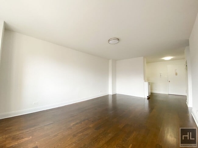 E 16 ST in New York, NY - Building Photo - Building Photo