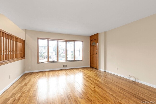 295 Plain Ct in Franklin Square, NY - Building Photo - Building Photo