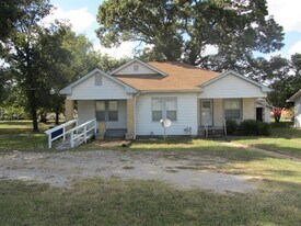 3002 Montgomery Rd in Huntsville, TX - Building Photo