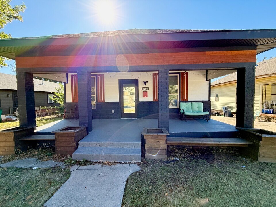 1808 NW 8th St in Oklahoma City, OK - Foto de edificio