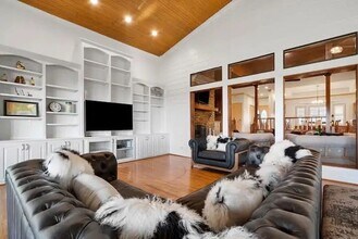 7128 County Rd 319 in Alvarado, TX - Foto de edificio - Building Photo