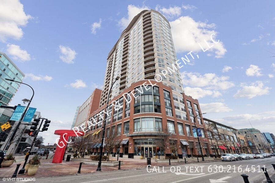 807 Davis St in Evanston, IL - Building Photo