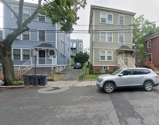 208 Banks St, Unit 2 in Cambridge, MA - Foto de edificio - Building Photo