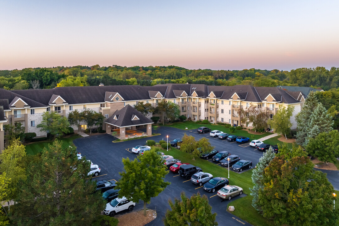 Willowbrook Court in Brookfield, WI - Foto de edificio