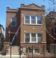 2453 N Tripp Ave in Chicago, IL - Building Photo
